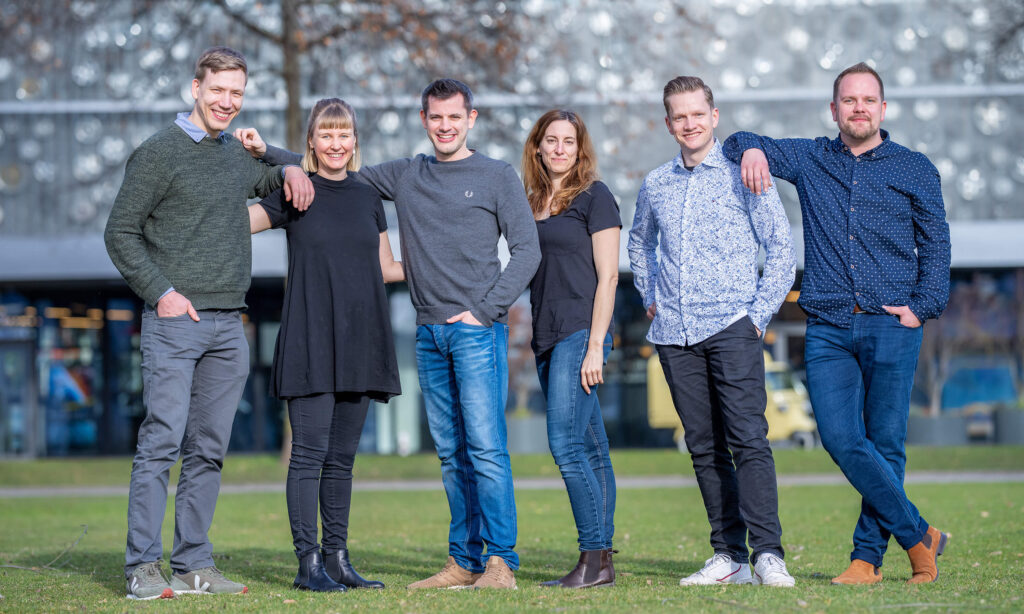 Teamfoto vor dem Verkehrshaus in Luzern